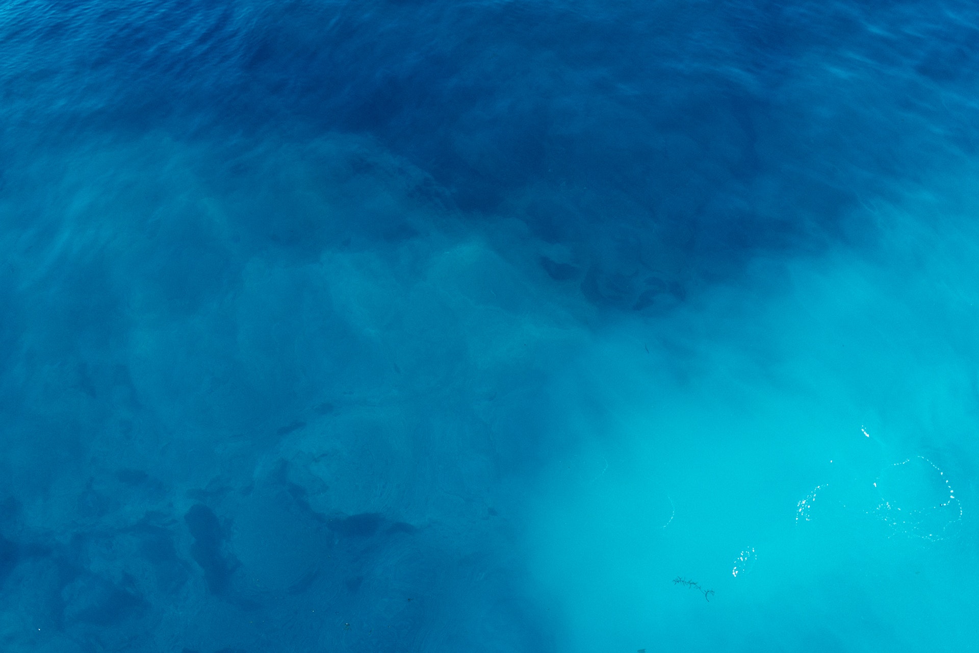 Mar azul profundo
