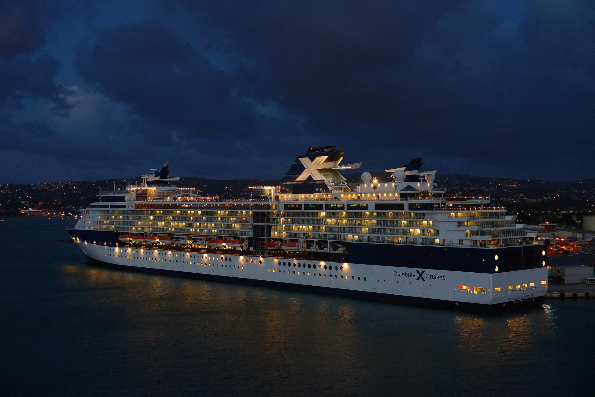 Buque de crucero iluminado en puerto al anochecer