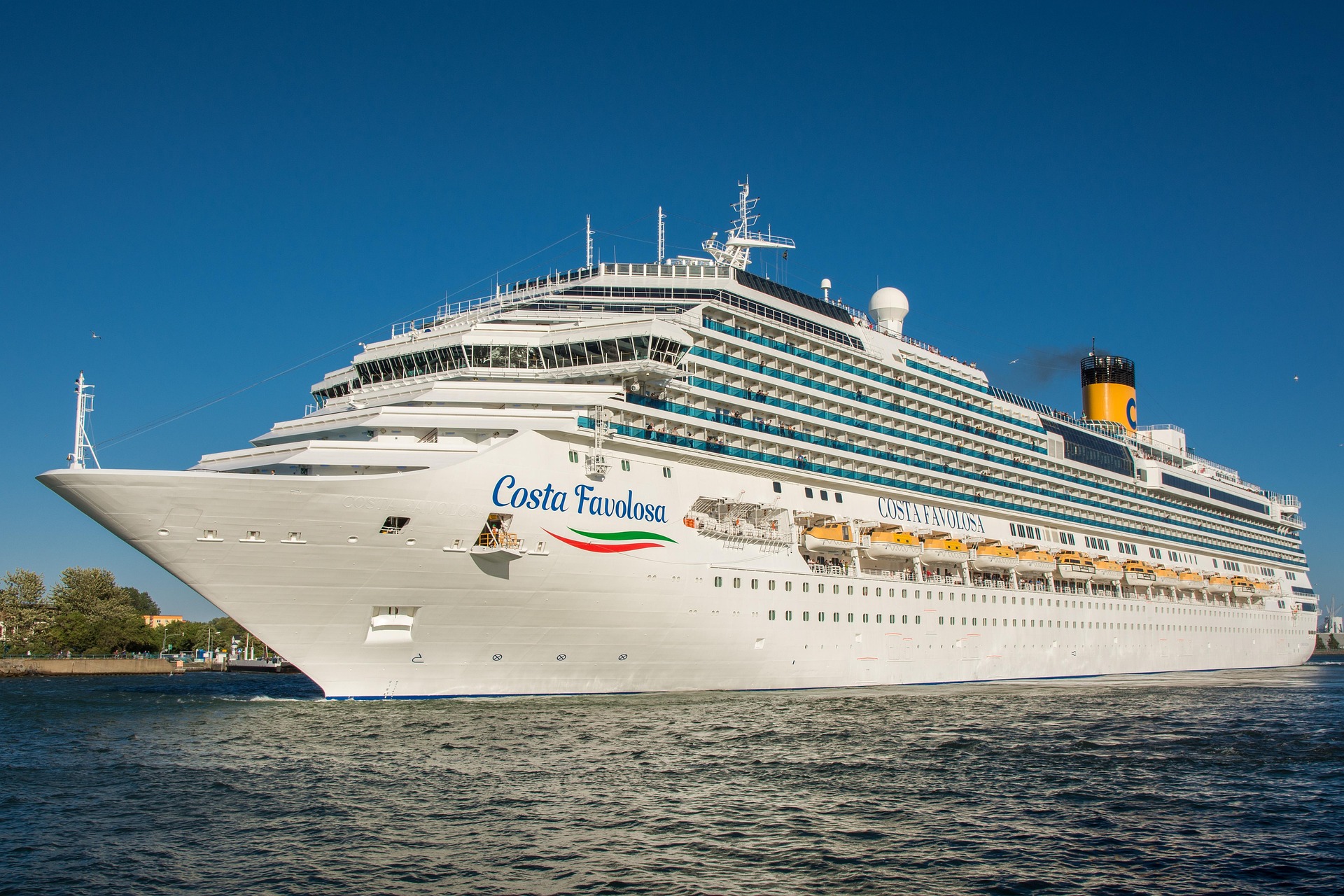 Buque de crucero navegando